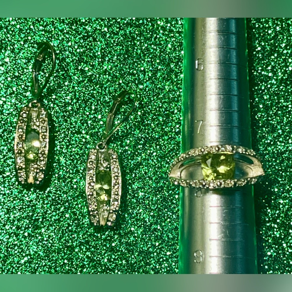 NRT signed  Envy Me Cocktail Ring Green Rhinestone